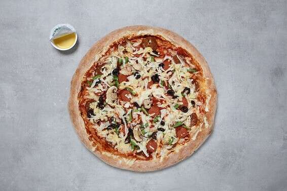 פיצה עם נקניקיות טבעוניות של פאפא ג'ונס // צילום: 